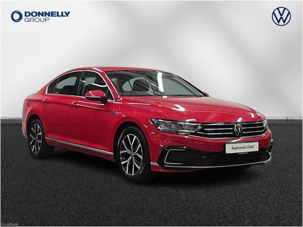 Volkswagen Passat Saloon, Petrol Hybrid, 2022, Red