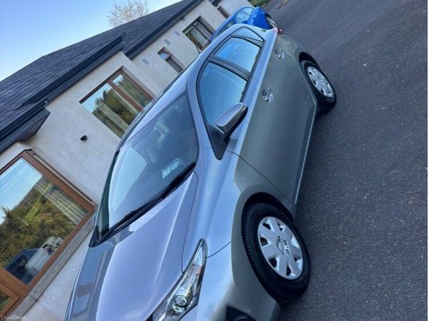 Toyota Auris Hatchback, Petrol, 2013, Grey