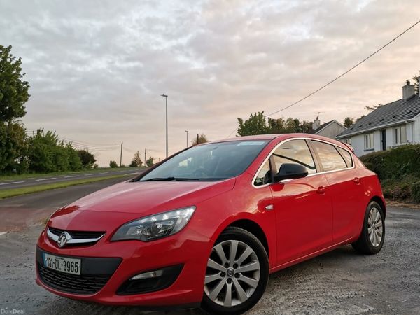 Vauxhall Astra Hatchback, Diesel, 2013, Red