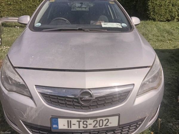 Opel Astra Hatchback, Petrol, 2011, Silver