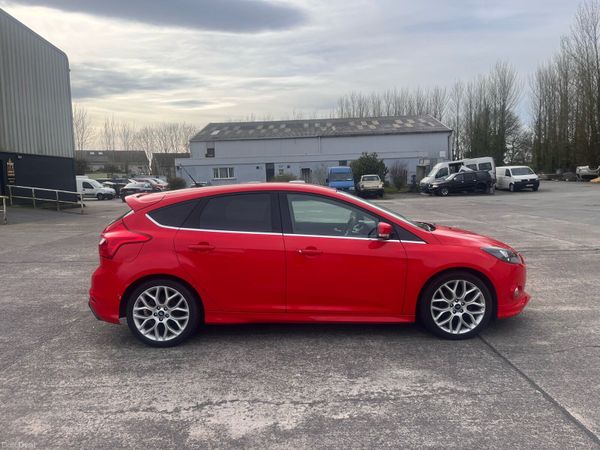 Ford Focus Hatchback, Petrol, 2013, Red