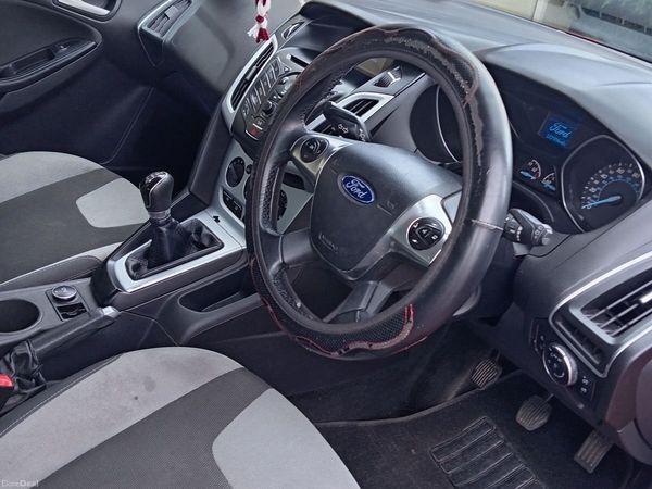 Ford Focus Hatchback, Petrol, 2013, Red