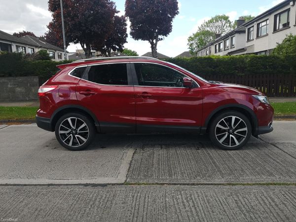 Nissan Qashqai Hatchback, Diesel, 2014, Red