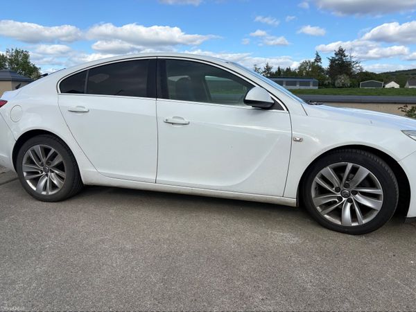 Vauxhall Insignia Hatchback, Diesel, 2012, White