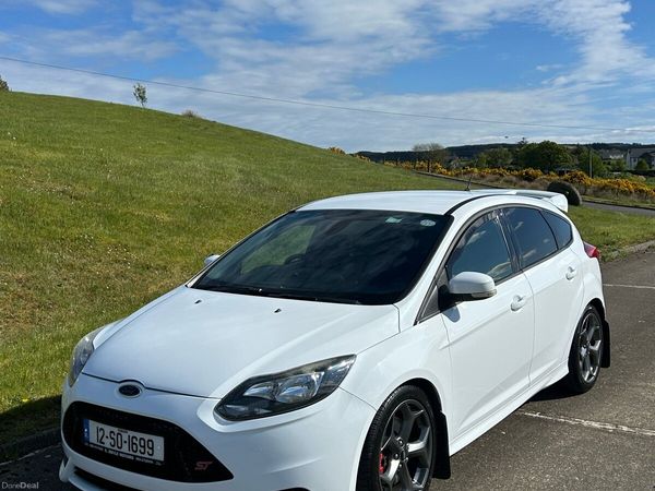 Ford Focus Hatchback, Petrol, 2012, White