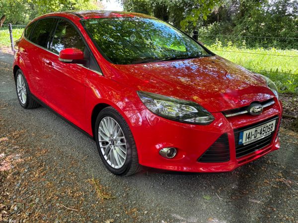 Ford Focus Hatchback, Petrol, 2014, Red