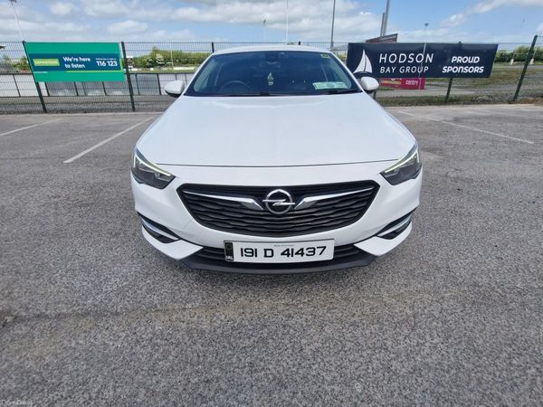 Opel Insignia Hatchback, Diesel, 2019, White