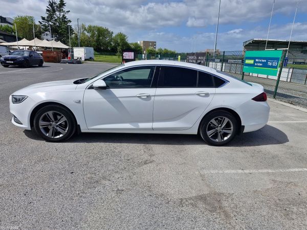 Opel Insignia Hatchback, Diesel, 2019, White
