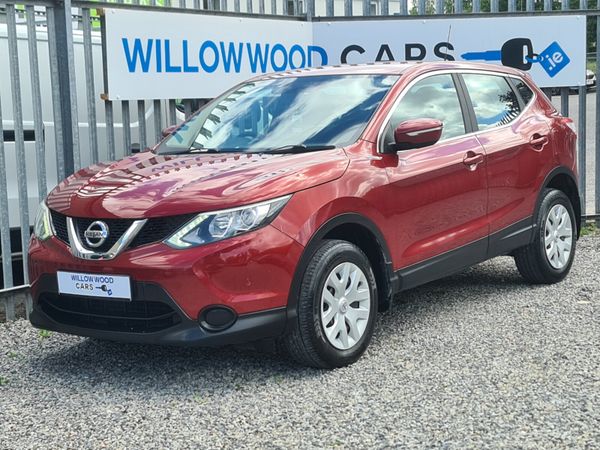 Nissan Qashqai Hatchback, Diesel, 2014, Red