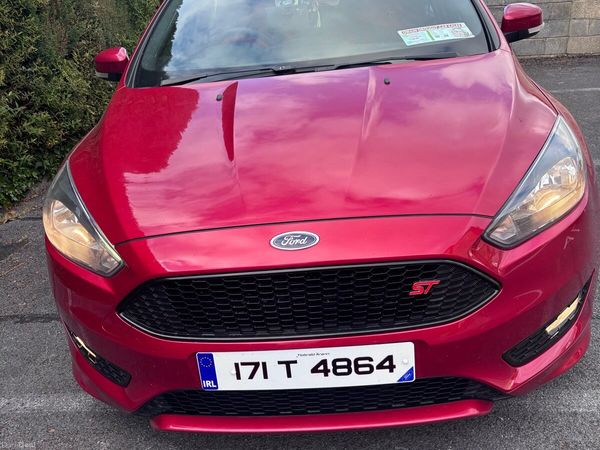 Ford Focus Hatchback, Diesel, 2017, Red