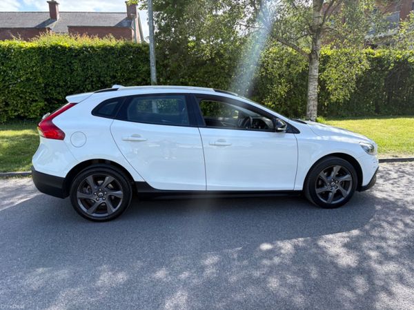 Volvo V40 Hatchback, Diesel, 2013, White