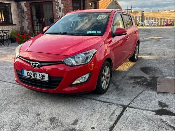 Hyundai i20 Hatchback, Petrol, 2013, Red