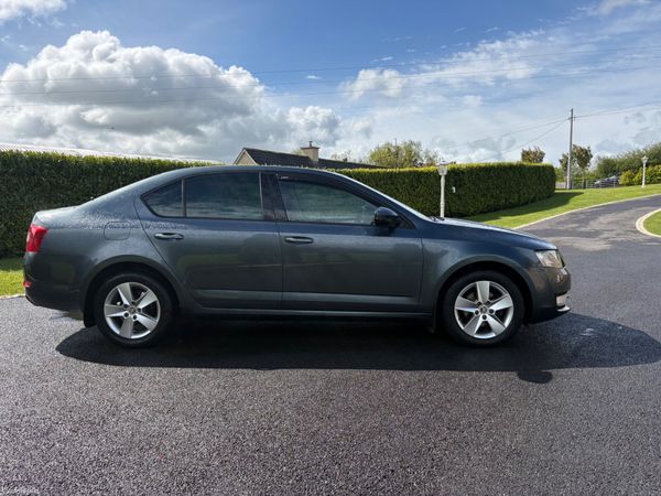 Skoda Octavia Saloon, Diesel, 2017, Grey