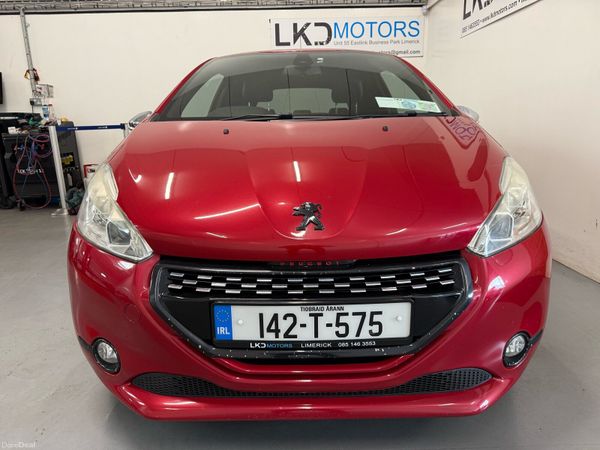 Peugeot 208 Hatchback, Petrol, 2014, Red