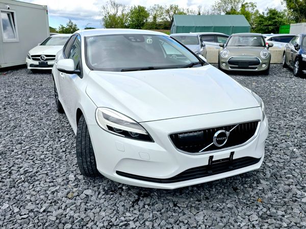 Volvo V40 Hatchback, Diesel, 2018, White