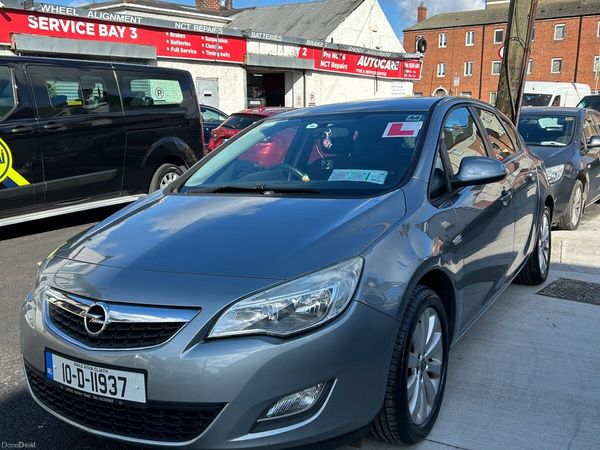 Opel Astra Hatchback, Petrol, 2010, Silver