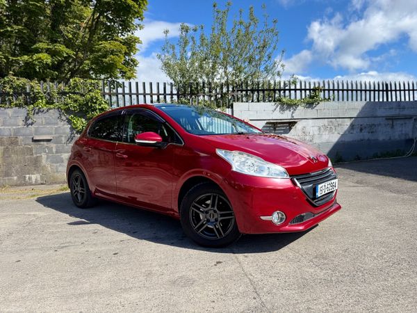 Peugeot 208 Hatchback, Petrol, 2015, Red
