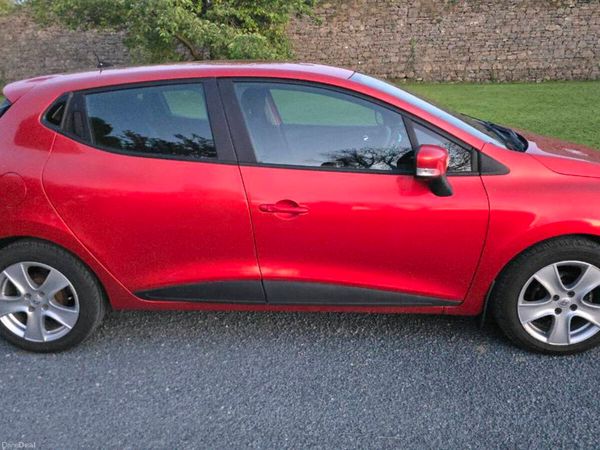 Renault Clio Hatchback, Petrol, 2015, Red