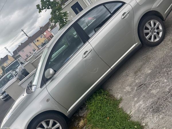 Toyota Avensis Saloon, Petrol, 2003, Silver