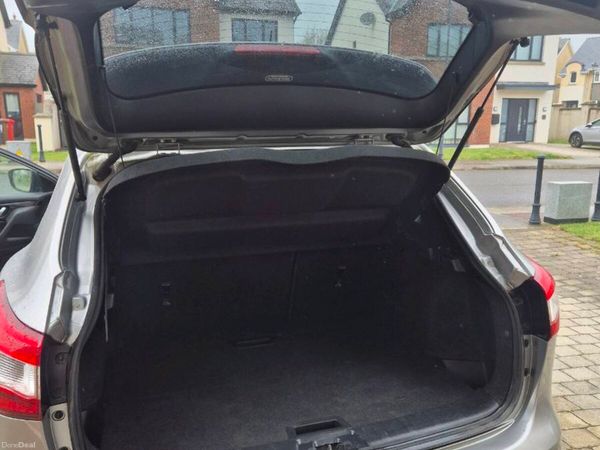 Nissan Qashqai Hatchback, Diesel, 2015, Silver
