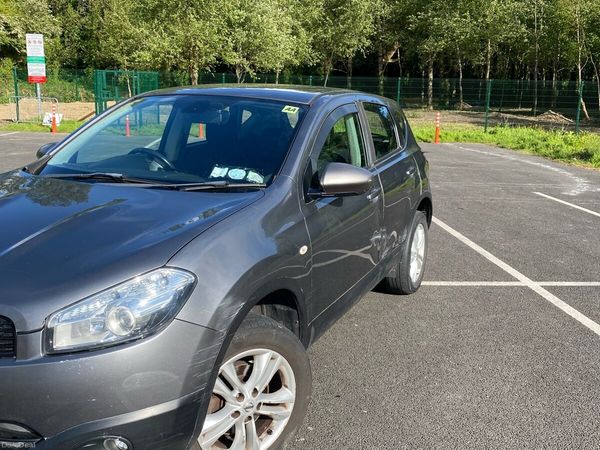 Nissan Qashqai Hatchback, Diesel, 2013, Grey