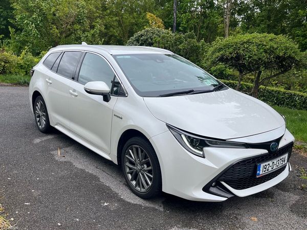Toyota Corolla Estate/Jeep, Petrol Hybrid, 2019, White