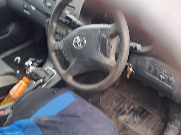 Toyota Avensis Saloon, Petrol, 2005, Red