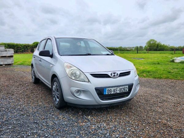 Hyundai i20 Hatchback, Petrol, 2009, Silver
