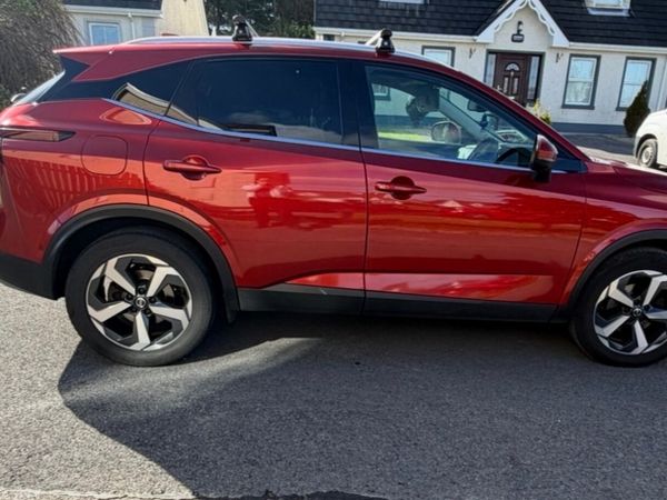 Nissan Qashqai MPV, Petrol, 2021, Red
