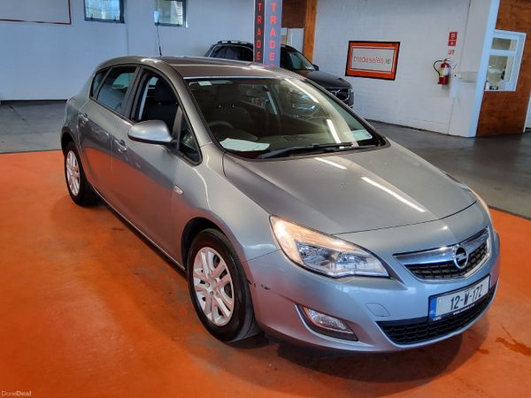 Opel Astra Hatchback, Petrol, 2012, Silver