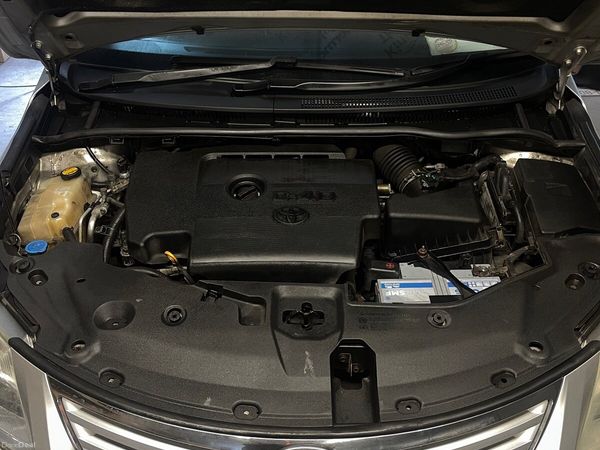 Toyota Avensis Saloon, Diesel, 2011, Silver