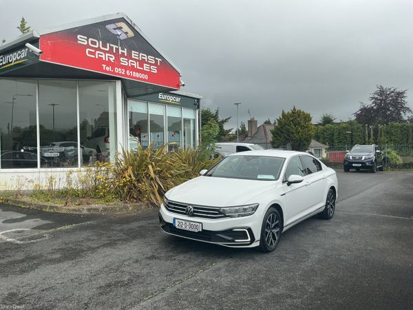 Volkswagen Passat Saloon, Petrol Hybrid, 2021, White