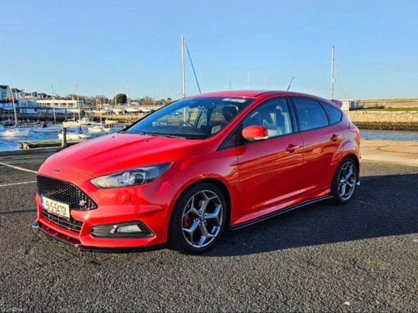Ford Focus Hatchback, Petrol, 2015, Red