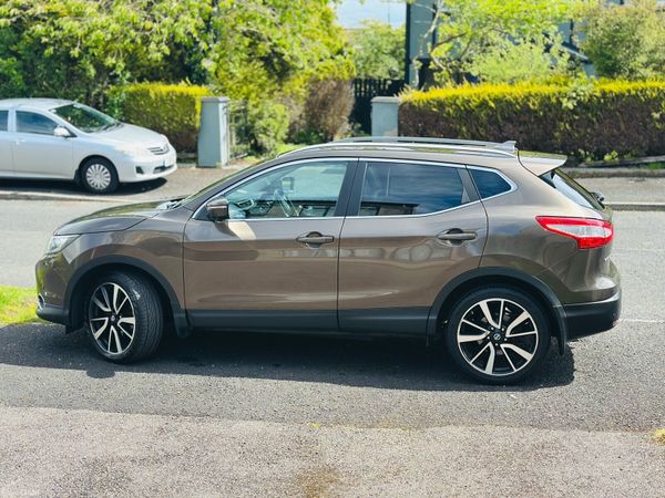 Nissan Qashqai Hatchback, Diesel, 2014, Brown