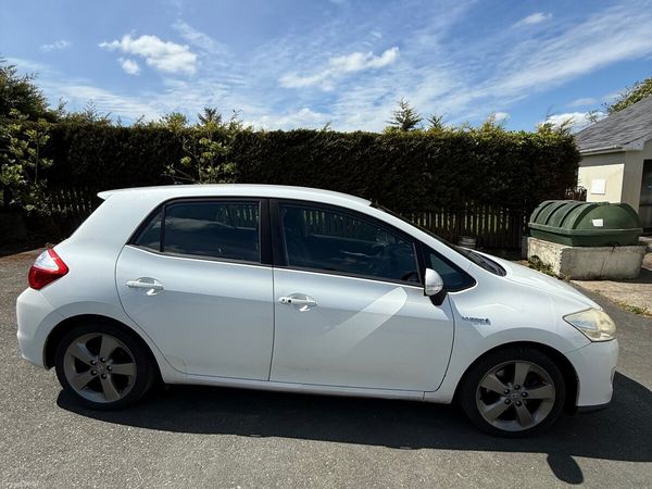 Toyota Auris Hatchback, Petrol Hybrid, 2012, White