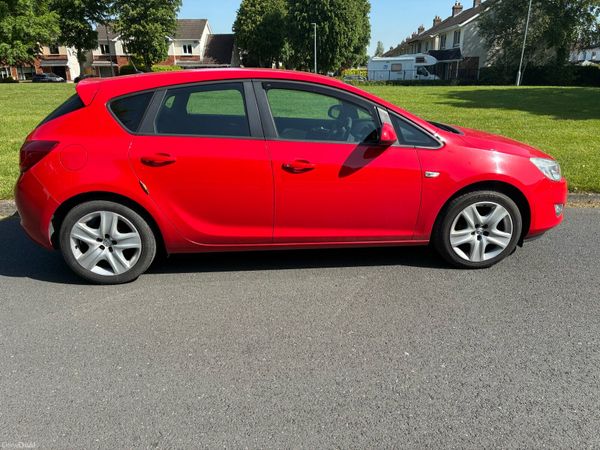 Opel Astra Hatchback, Petrol, 2011, Red