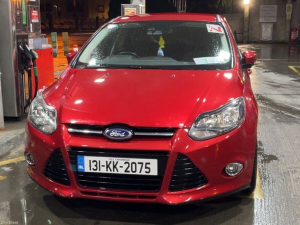 Ford Focus Hatchback, Petrol, 2013, Red