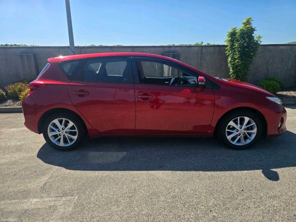 Toyota Auris Hatchback, Diesel, 2015, Red