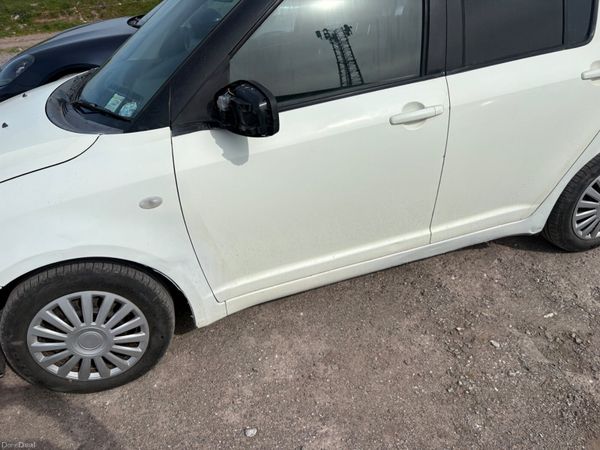 Suzuki Swift Hatchback, Petrol, 2004, White