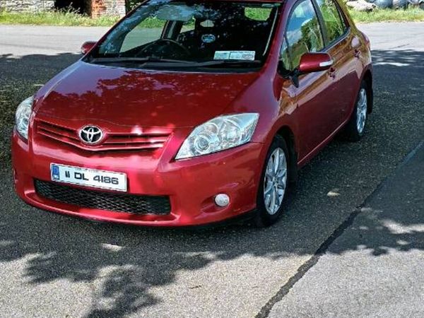 Toyota Auris Hatchback, Petrol, 2011, Red
