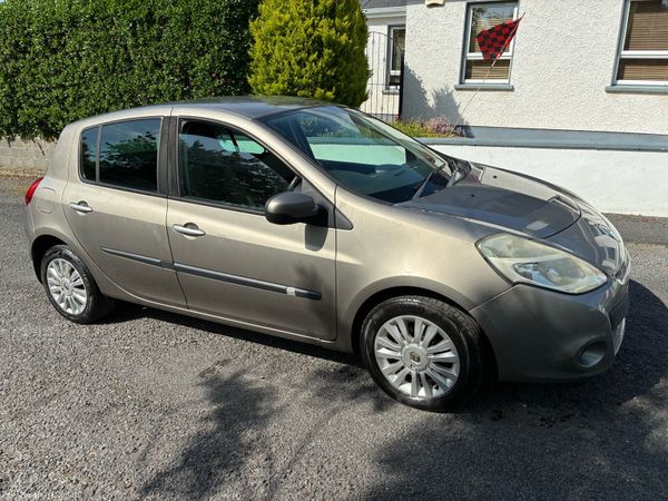 Renault Clio Hatchback, Petrol, 2011, Gold