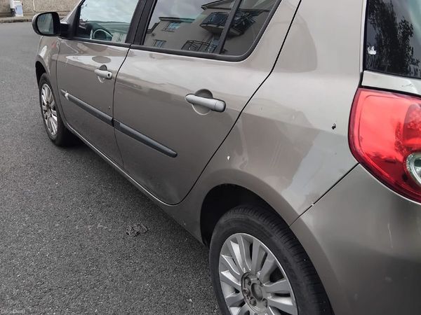 Renault Clio Hatchback, Petrol, 2011, Gold