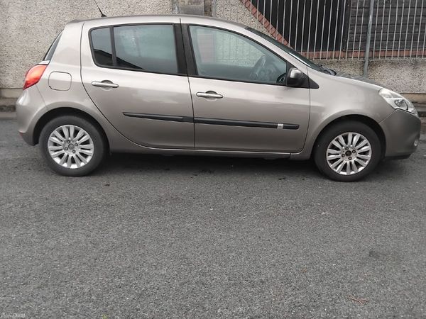 Renault Clio Hatchback, Petrol, 2011, Gold