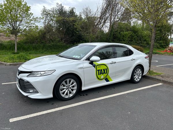 Toyota Camry Saloon, Petrol Hybrid, 2017, White