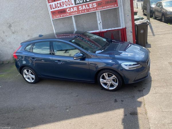 Volvo V40 Hatchback, Petrol, 2018, Blue