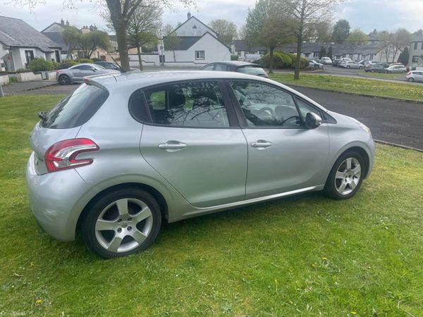 Peugeot 208 Hatchback, Petrol, 2014, Silver