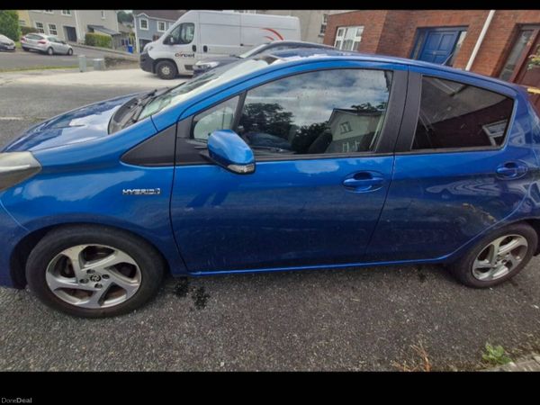 Toyota Yaris Hatchback, Petrol Hybrid, 2016, Blue