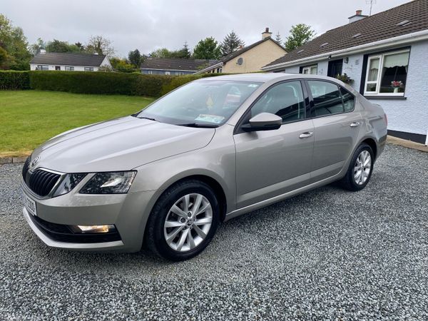 Skoda Octavia Saloon, Diesel, 2017, Yellow