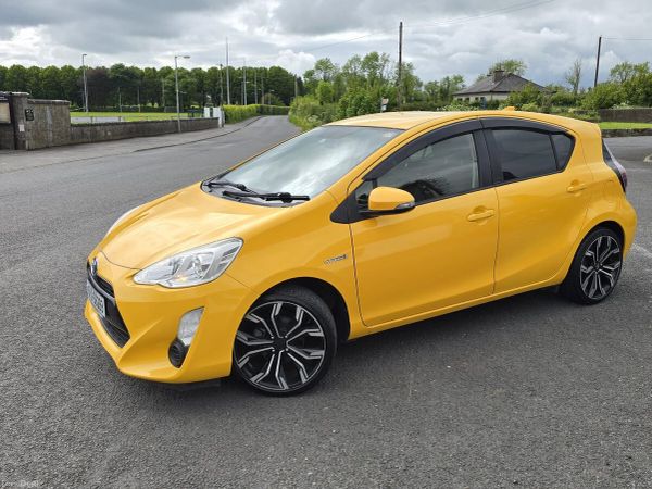 Toyota Aqua Hatchback, Petrol Hybrid, 2015, Yellow