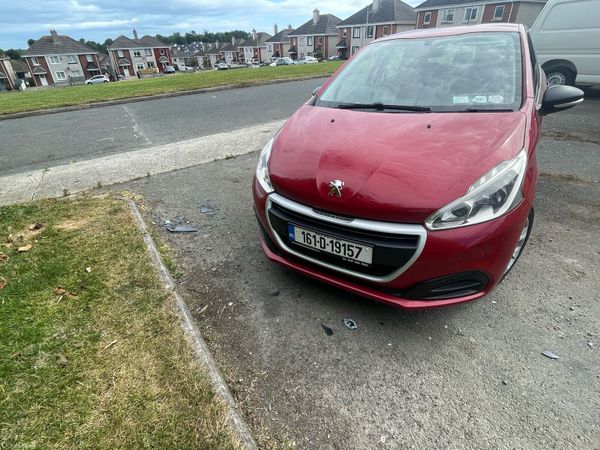 Peugeot 208 Hatchback, Petrol, 2016, Red